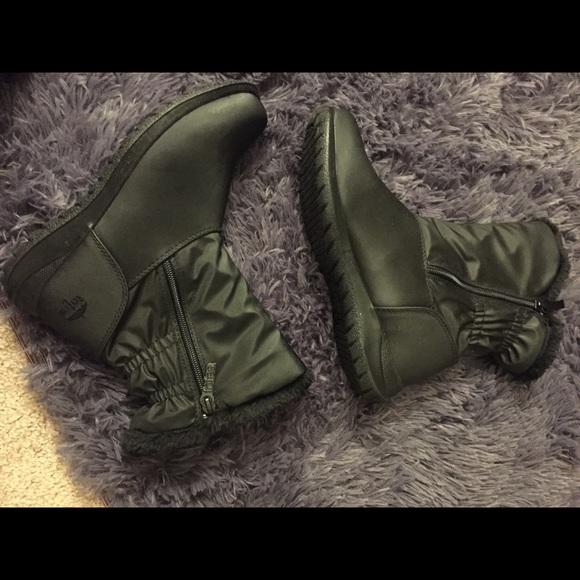 BRAND NEW NEVER WORN winter/snow/rain booties - Picture 1 of 4